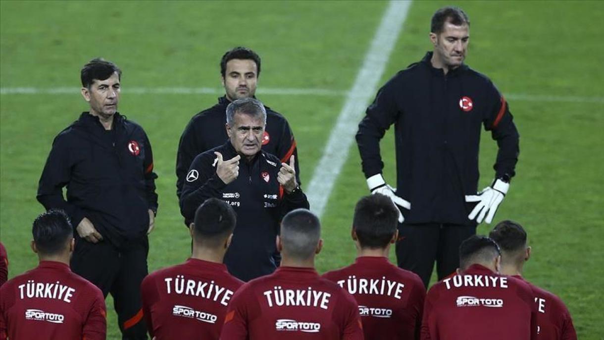 شنول گونش برای هفتادمین بار تیم فوتبال ترکیه را هدایت می‌کند