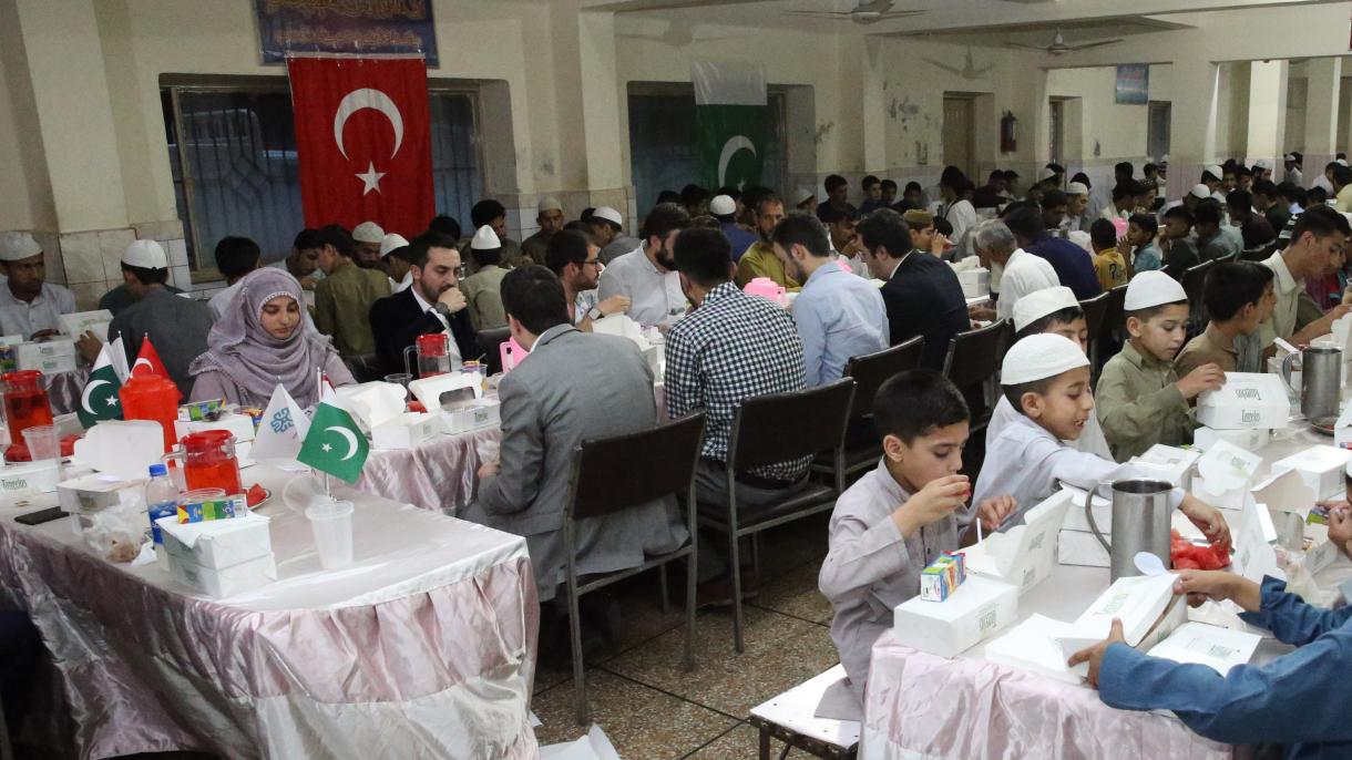 ترک معارف فاونڈیشن کی جانب سے پاکستانی یتیم بچوں کو دعوتِ افطار