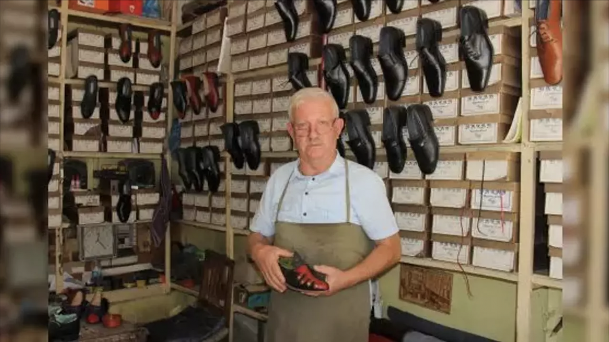 Zapatos con clavos de madera producidos en Malatya