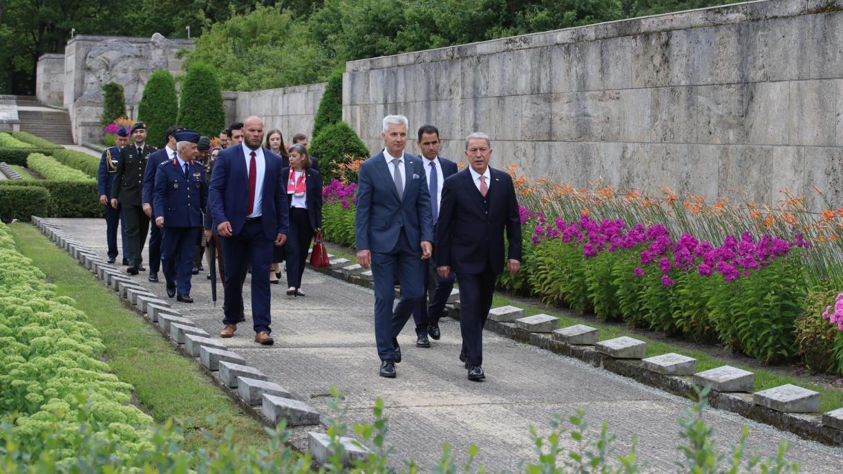 وزیر قومی دفاع حلوصی آقار کی لیٹویا میں ترک شہدا کی یادگار پر حاضری