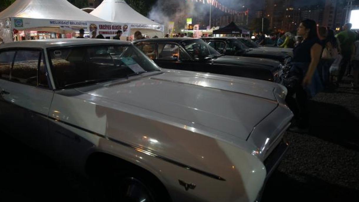 Festival de carros clássicos reúne fãs em Kayseri