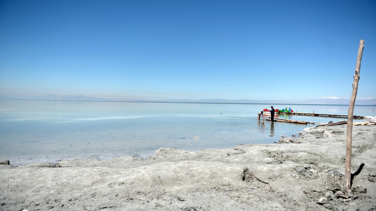 دریاچه ارومیه روز به روز کوچکتر می شود
