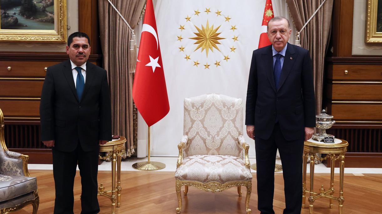 Erdogan recebe o Ministro dos Transportes do Afeganistão, Qudrettulah Zeki