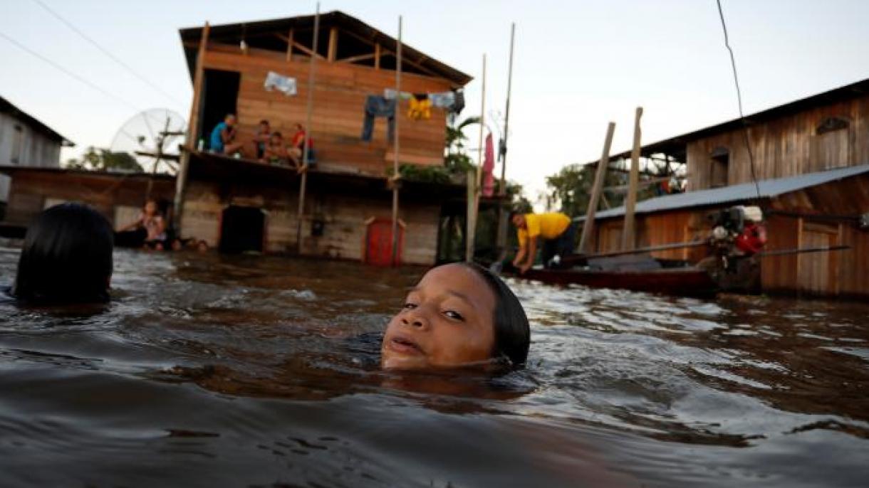 巴西东北部强暴雨引发洪灾和山体滑坡致11人死