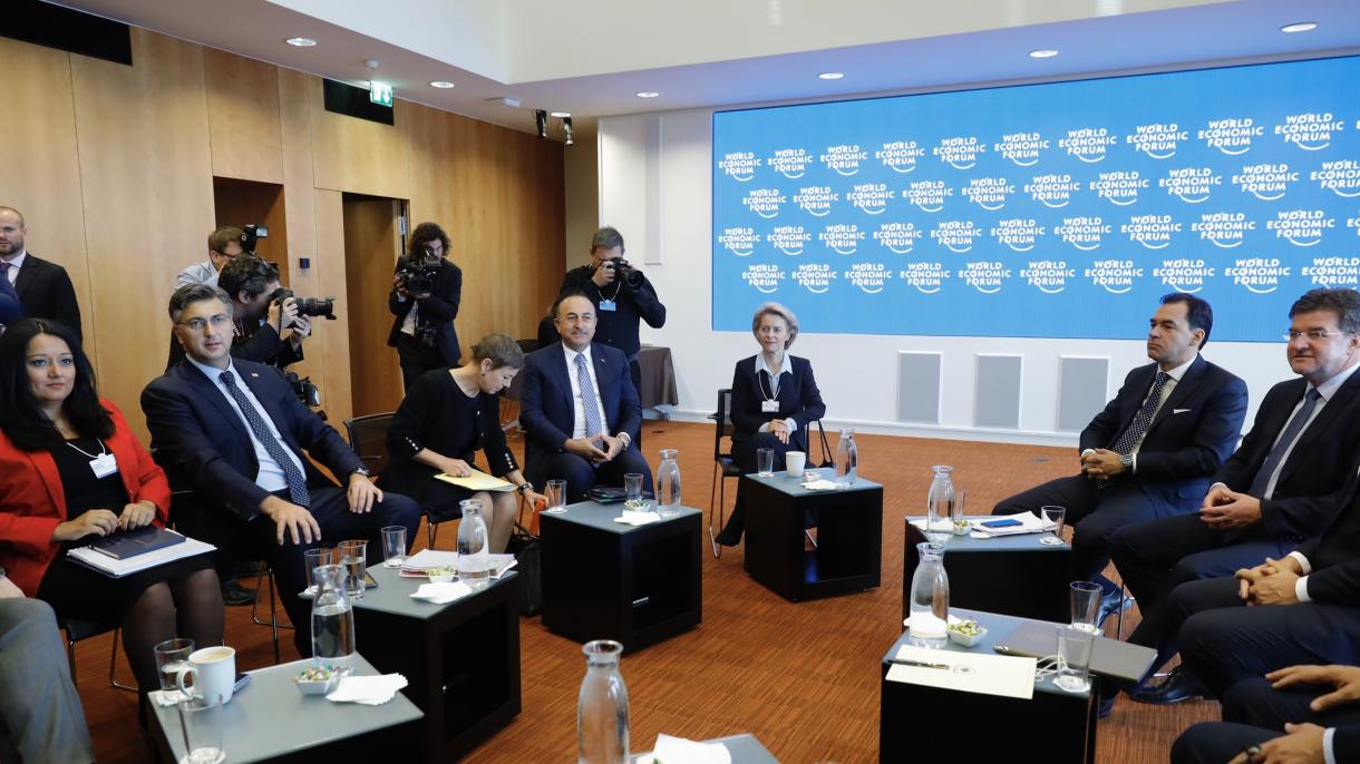 Ministro Cavusoglu partecipa alla cena ufficiale del World Economic Forum
