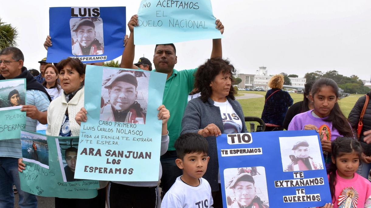 阿根廷44名失踪船员的家属抗议停止搜救