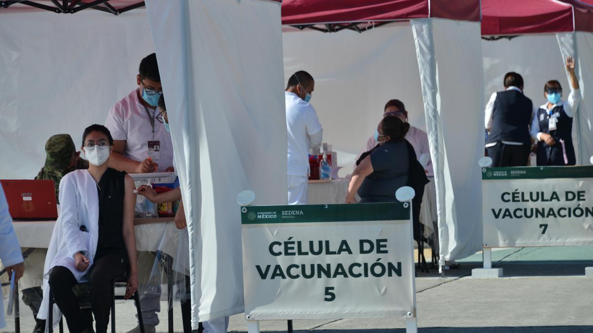 Llegan a México vacunas de AstraZeneca desde la India