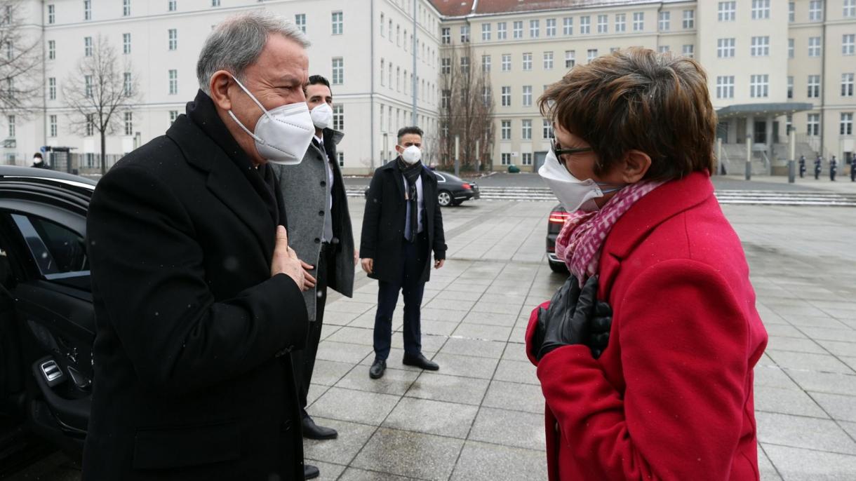 Министерот за национална одбрана Хулуси Акар во Берлин пречекан со воена церемонија