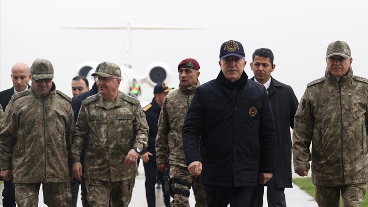وزیر دفاع ملی ترکیه از مناطق مرزی با سوریه بازدید کرد