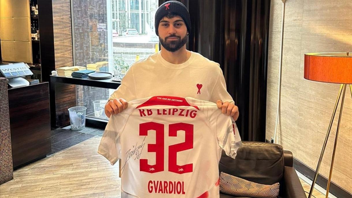 Futbolista croata dona su camiseta para los damnificados del doble terremoto en Türkiye