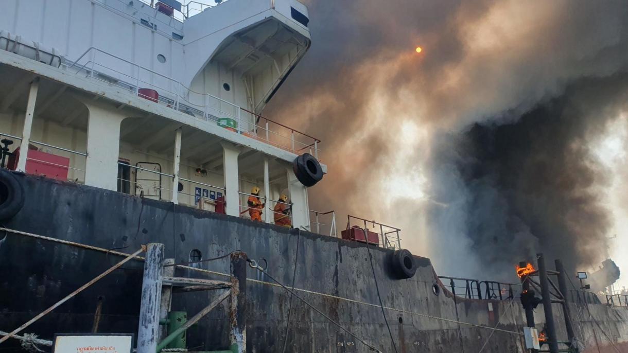 泰国造船厂油轮起火爆炸
