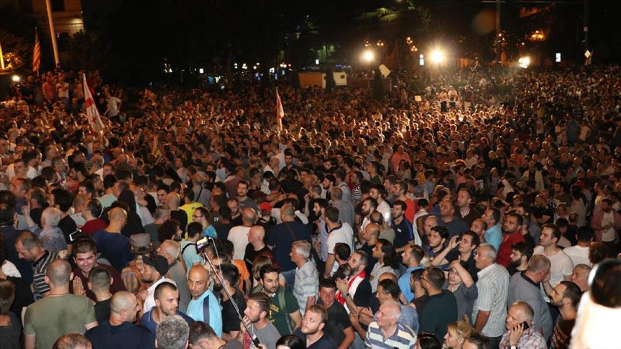 Tibilise müňlerçe oppozisiýa tarapdary rus wekiliýetiniň saparyny protest etdi