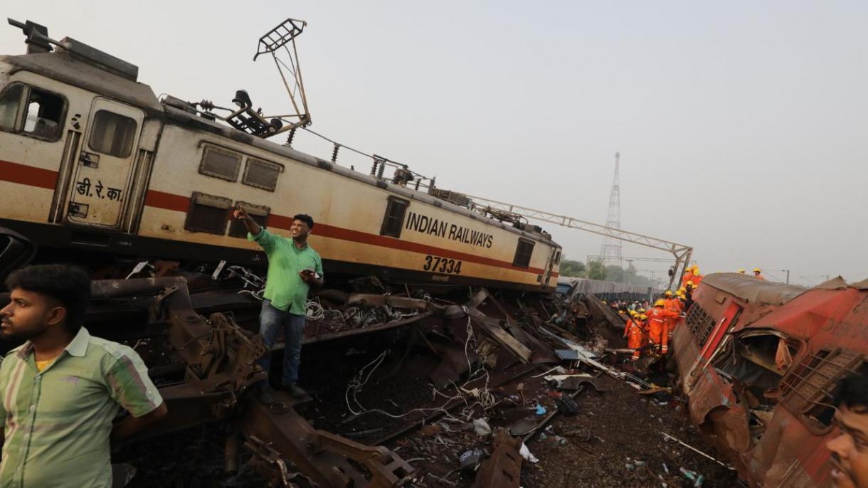 بھارت: دو مسافر ٹرینوں میں تصادم، 13 افراد ہلاک