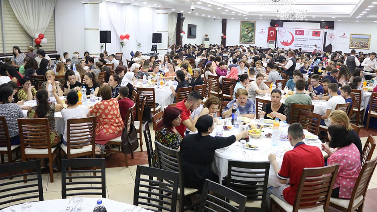Gjysmëhëna e Kuqe Turke shtron iftare për jetimët në Shqipëri, Kosovë dhe Maqedoni