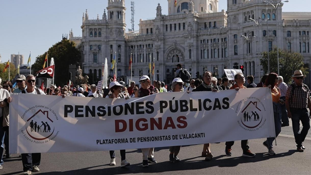 Miles de pensionistas españoles se manifiestan en Madrid en demanda de una mejora en sus pensiones