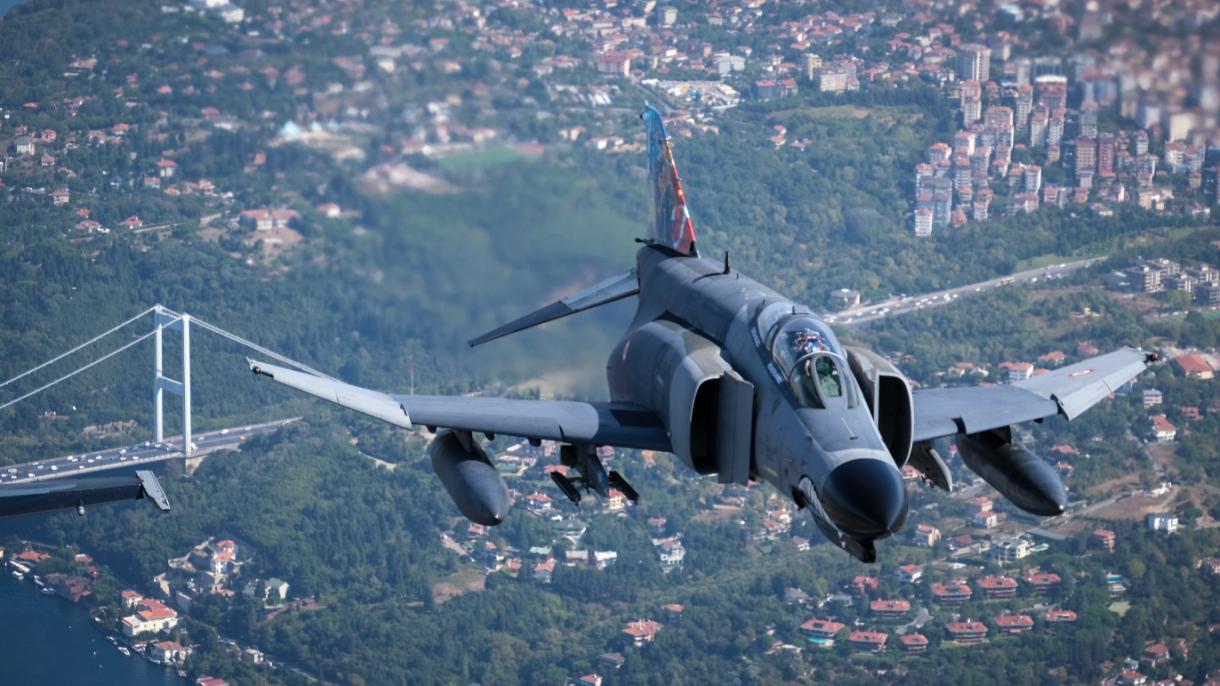 Vojni avioni Turske i Azerbejdžana izveli let iznad Bosfora (FOTO)