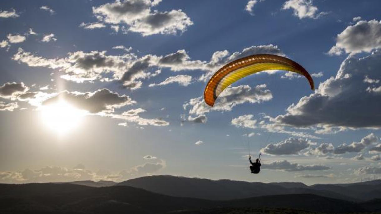 Paraglajderi na planini Tahtali