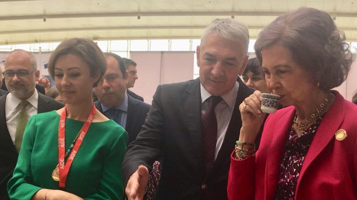 La reina Sofía tomó el café turco en la feria realizada en Madrid