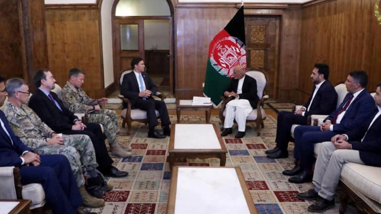 美国防部长突访阿富汗与甘尼举行会晤