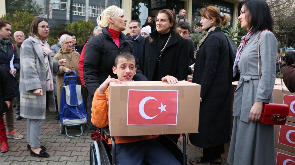 Arnavutluk_ATTSO kadınları yardım dağıttı_9.jpg