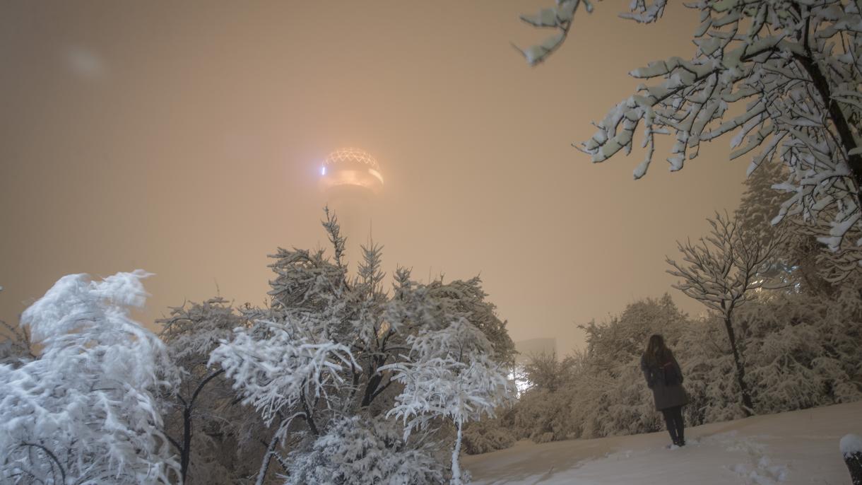 Turska prijestolnica pod snježnim prekrivačem (FOTO)