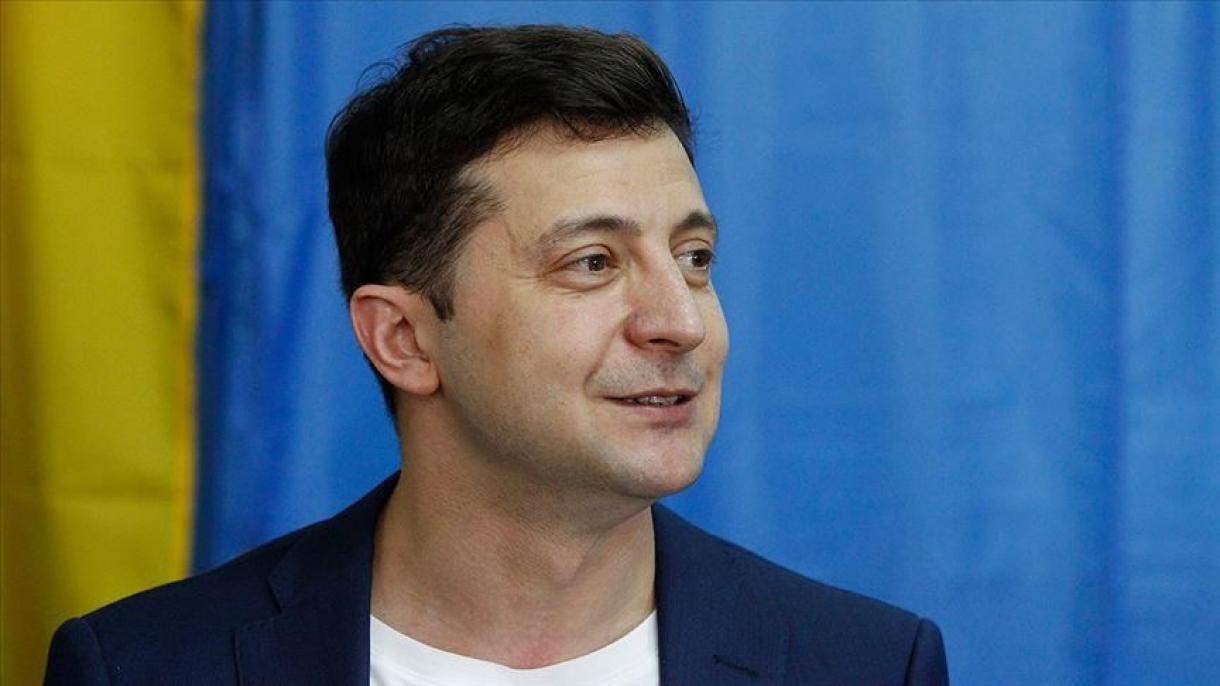 Според излезните анкети на претседателските избори во Украина победи актерот-комичар Зеленски