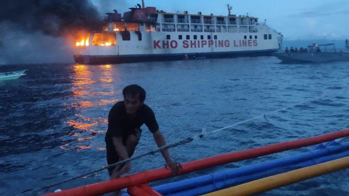 Filippine, in fiamme traghetto con 120 persone a bordo