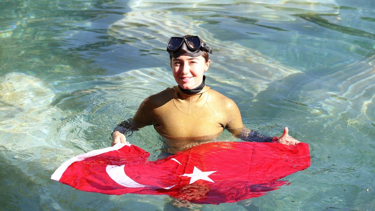 La apneísta Şahika Ercümen realizará una apnea para conmemorar a Atatürk