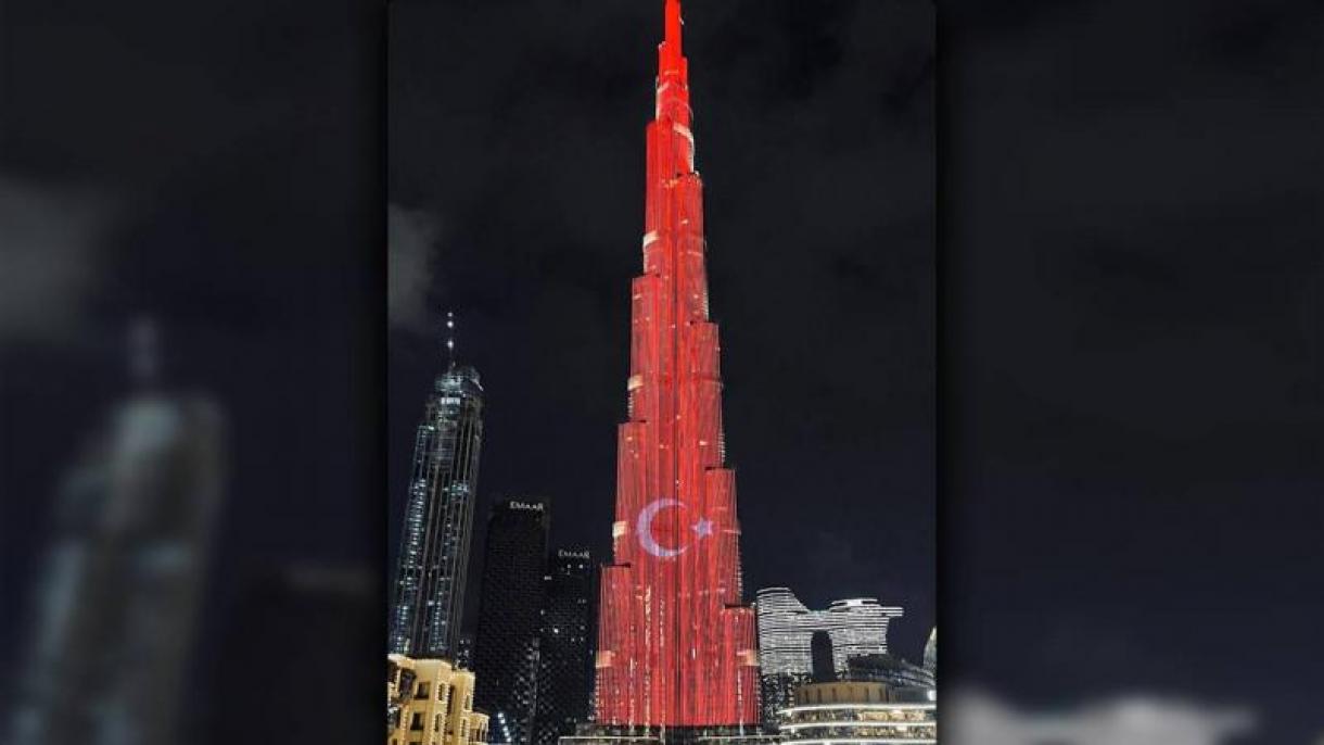 Turnul Burj Khalifa iluminat în culorile drapelului turc
