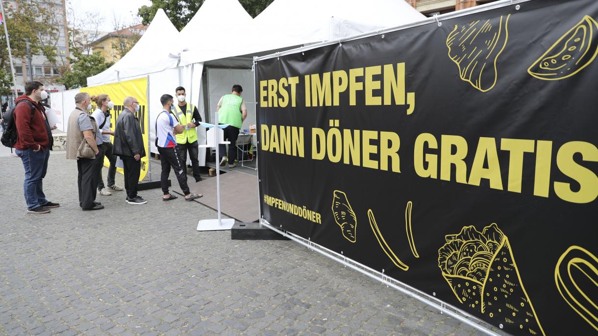 Turski biznismen u Nemačkoj deli besplatne donere građanima koji se vakcinišu protiv COVID-19