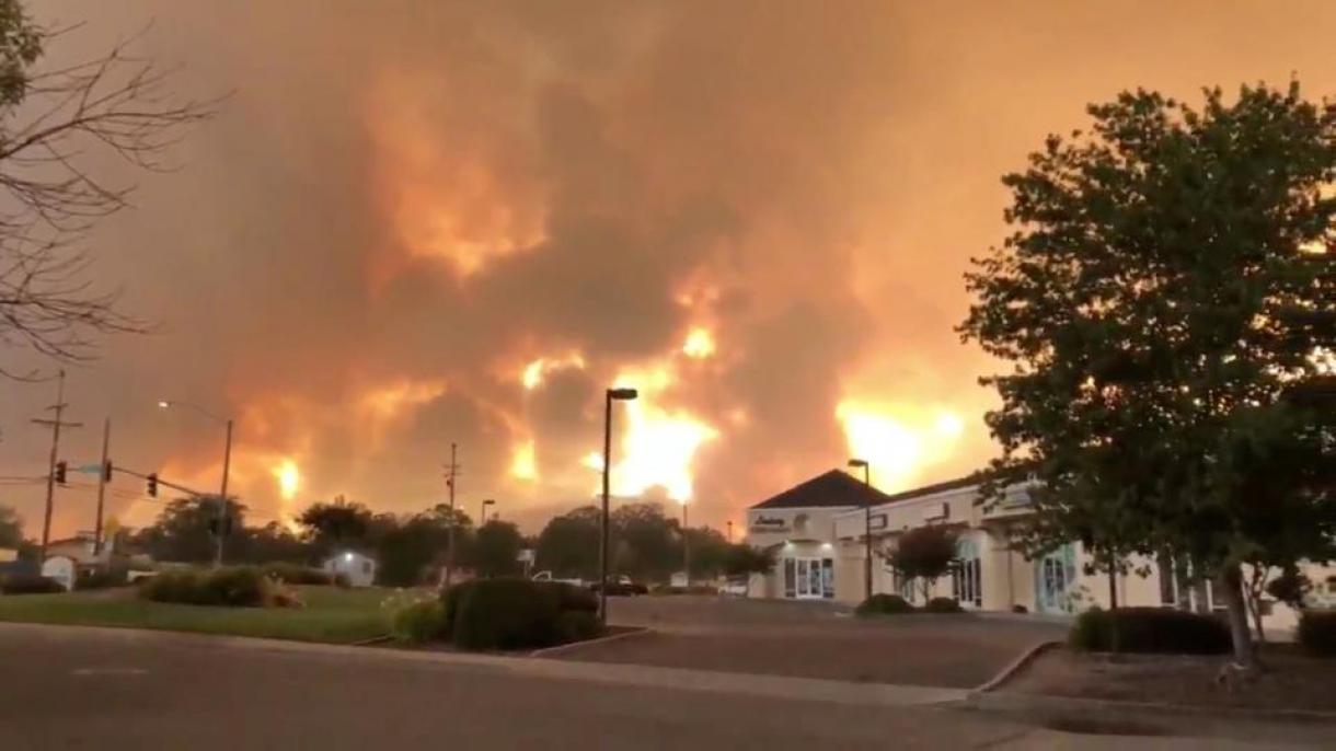 Um incêndio florestal na Califórnia causa duas mortes