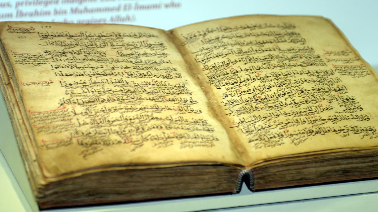 ترکی:8 سو سال پرانا ہاتھ سے لکھا قرآن زائرین کی توجہ کا مرکز بن گیا