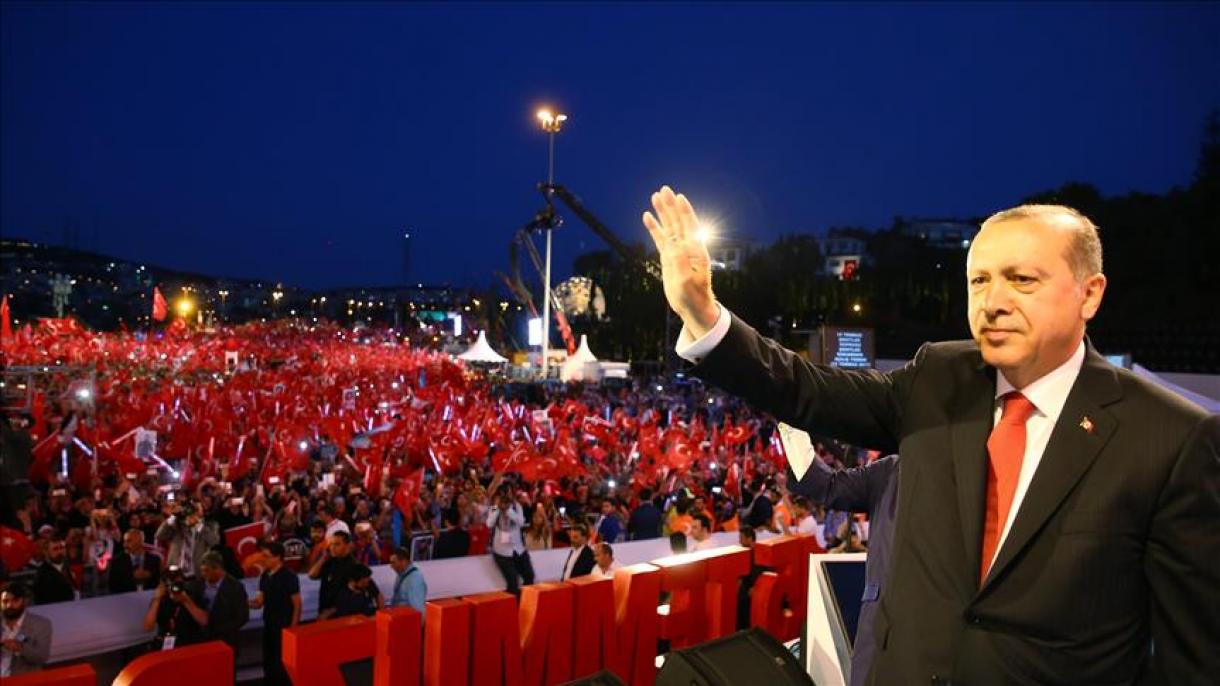 Milhares comemoram a tentativa fracassada de golpe na Turquia