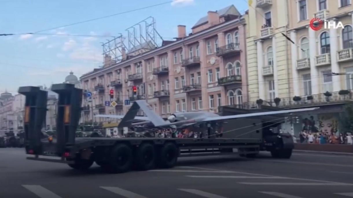 I droni da combattimento Bayraktar-TB2 sfilano per le strade di Kiev