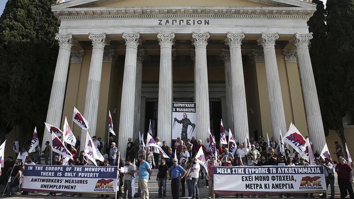 Протести во Атина против политиките на владата за „стегање на ременот“