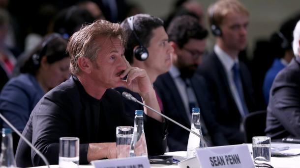 El actor y director estadounidense Sean Penn disfruta la vida nocturna de Estambul