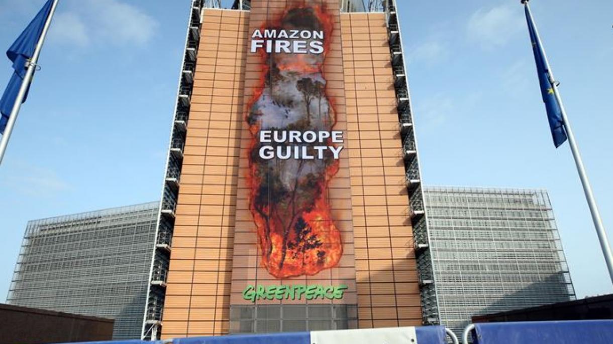Greenpeace denuncia destruição da Amazônia com bandeira colossal na Comissão Europeia