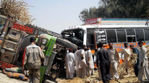 ضلع جھنگ کے قریب بس اور ٹرک تصادم میں 10 افراد جان بحق