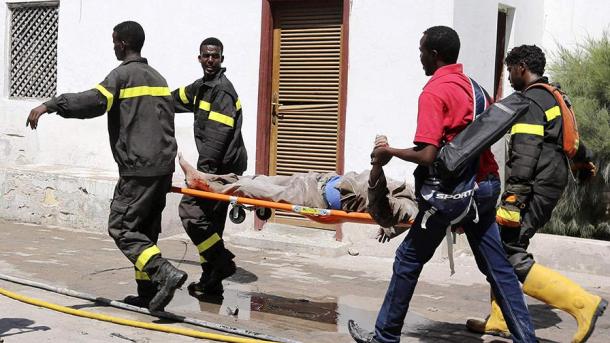 索马里非盟基地遭自杀式袭击 上百人死亡