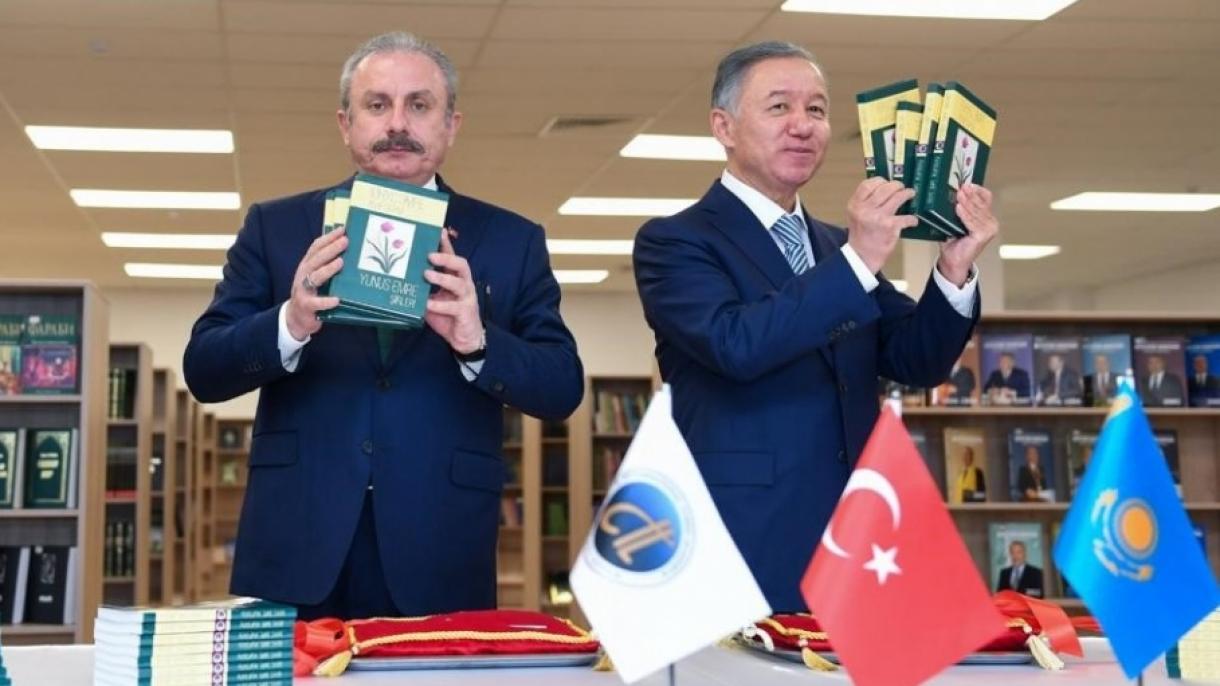 Beynəlxalq Türk Akademiyası Yunus Əmrənin “Seçilmiş şeirlər” kitabını təqdim edib