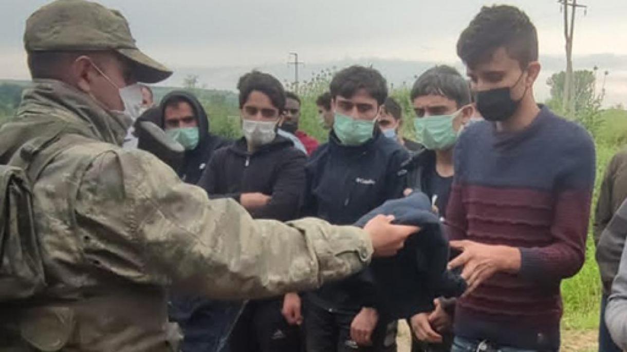 Török katonák segítettek a Görögország által visszatoloncsolt menekülteken