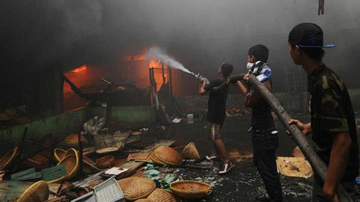 Indonesia, esplosione in fabbrica  decine di morti