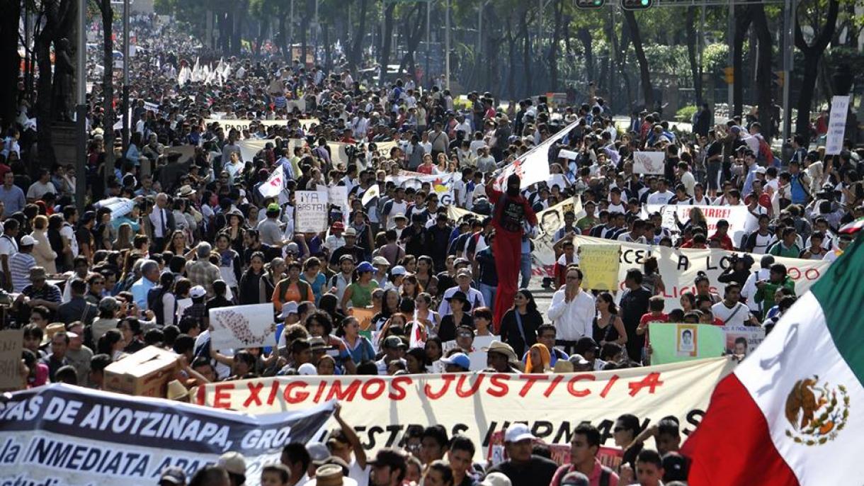 Miles de personas marchan en la Ciudad de México en contra del presidente Nieto