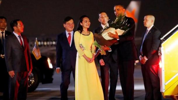奥巴马开始对越南和日本进行访问