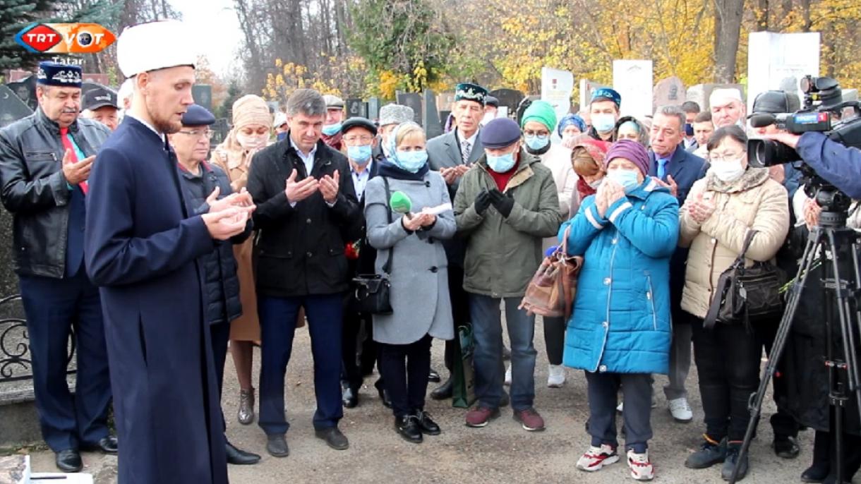 Яңa Тaтaр бистәсe зирaтындa Илһaм Шaкирoв кaбeрe - Yaña Tatar bistäse ziratında İlham Şakirov qabere