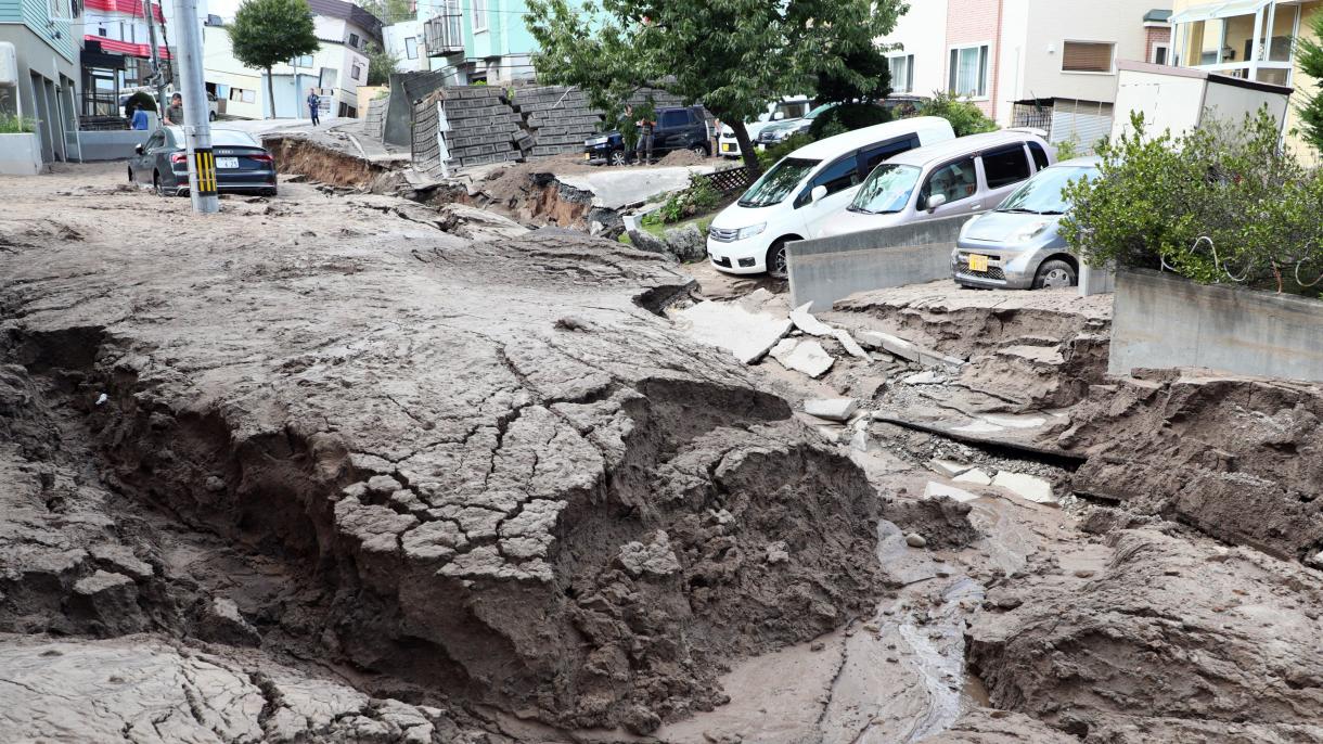 Último balance por terremoto en Japón: 16 muertos y 100 heridos