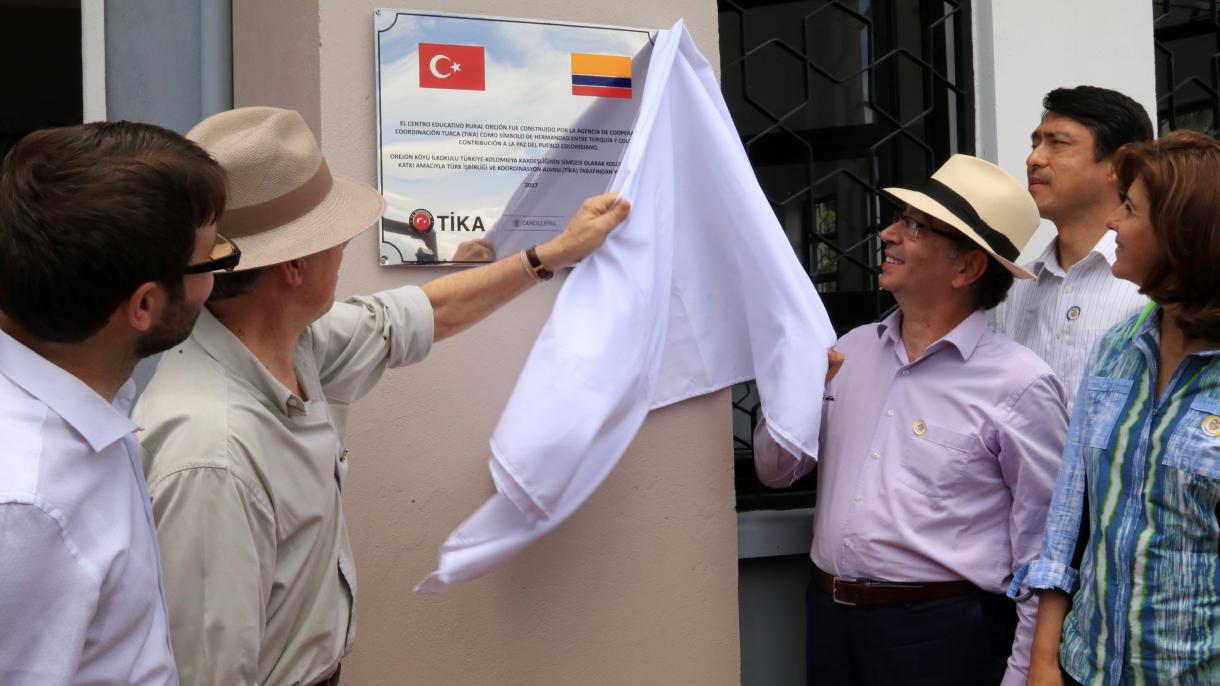 Santos inaugura la escuela construida por Turquía