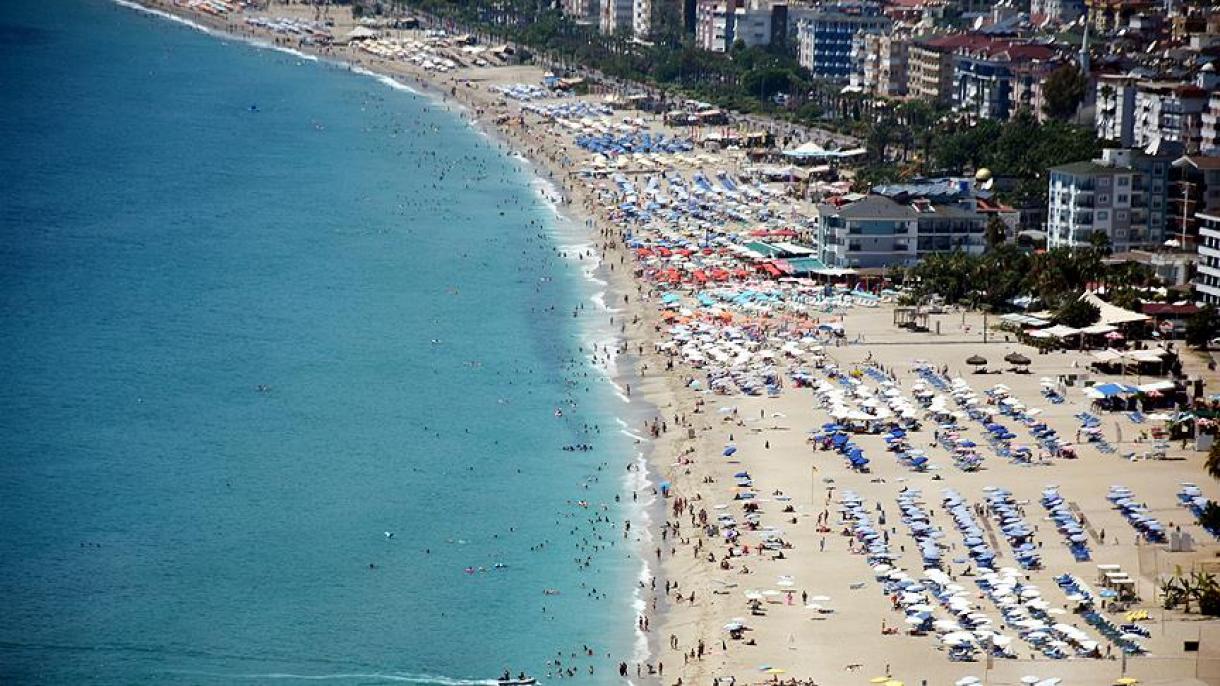 Antaliyädäge çit il turistları