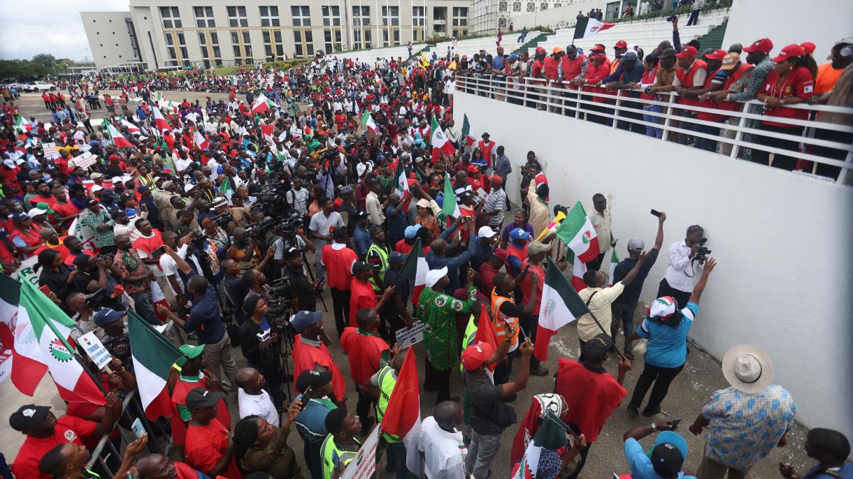 اتحادیه‌های کارگری در نیجریه اعتراضات خود را به حالت تعلیق درآوردند