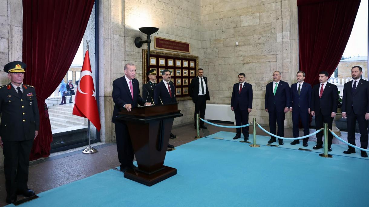 Ärdoğan Anıtqabergä bardı